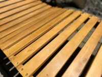 Set Gartenliege mit Auflage in beige und Tisch
