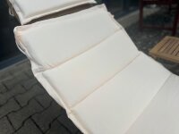 Set lettino da giardino con cuscino beige e tavolo