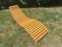Set Gartenliege mit Auflage in grau und Tisch