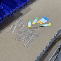 Banco de trabajo con panel perforado y cajas de almacenamiento visibles: estable, ordenado y flexible