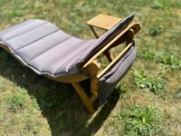 Set Gartenliege mit Auflage in grau/beige und Tisch