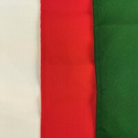 Zahradní lehátko. Relaxační lehátko, sluneční lehátko, křeslo s krémovou potahovou látkou