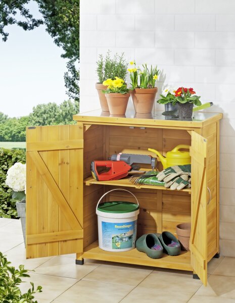 kleine tuin en gereedschapskast