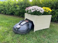 Højbed og robotplæneklipper garage lavet af...